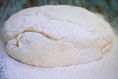 Pişirmeden önce beyaz undan karıştırılmış ve yoğurulmuş taze ham hamur.