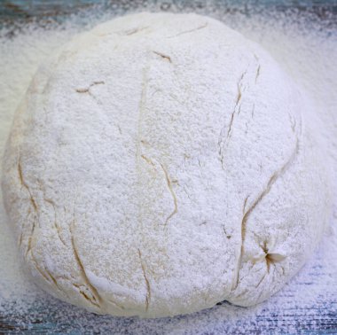 Pişirme sırasında beyaz çavdar unundan karıştırılmış ve yoğurulmuş taze ham hamur.