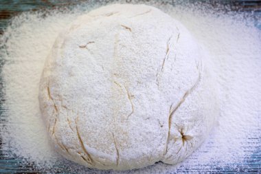 Ham hamuru karıştırıp buğday unundan yoğurdum.