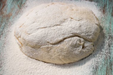 Pişirmeden önce beyaz buğdaydan karıştırılmış ve yoğurulmuş taze ham hamur.
