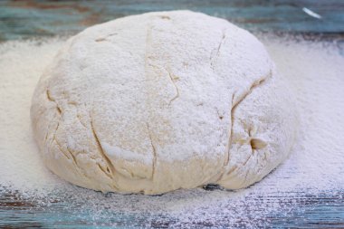 Ham hamuru karıştırıp yoğurmak, pişirme sırasında beyaz buğday unundan.