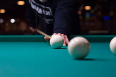 Rus bilardo oyun devam ediyor: oyuncu isteka ile topları ateş amaçlamaktadır