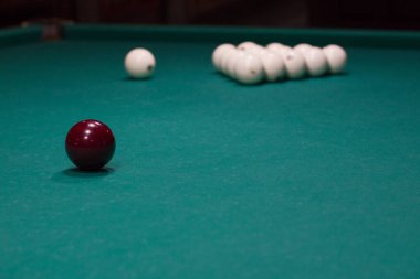 Yakın çekim Rus Bilardo başlama pozisyonu: kırmızı ve beyaz top yeşil oyun masa örtüsü üzerinde