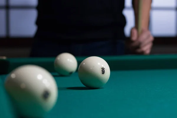 俄罗斯台球游戏的特写进展过程中 三个白色球在绿色游戏桌布和球员与线索在背景 — 图库照片