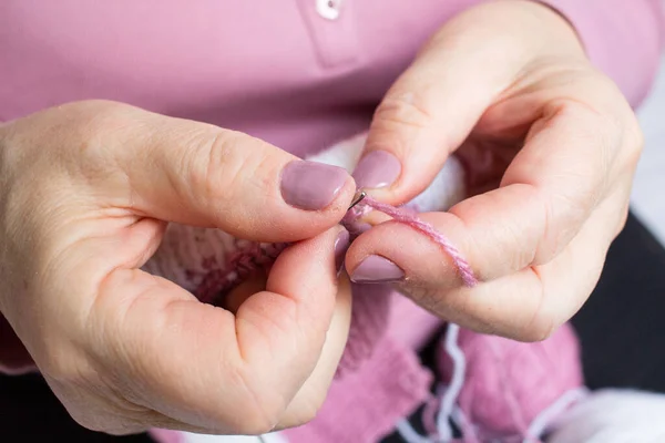 Process Knitting Elderey Woman Arms Spins Thread Yarn Close — Stock Photo, Image