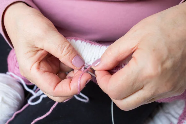 Process Knitting Elderey Woman Arms Spins Thread Yarn Closeup — Stockfoto