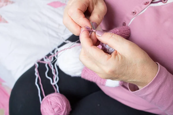 Process Yarn Knitting Elderey Woman Arms Spins Thread Close — Stockfoto