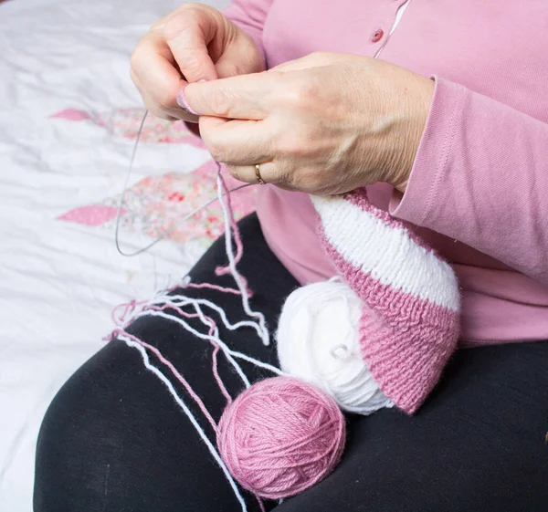 Process Yarn Knitting Elderey Woman Arms Spins Thread Close — Stockfoto
