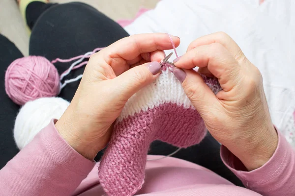 Process Yarb Knitting Elderey Woman Arms Spins Thread Close — Stockfoto