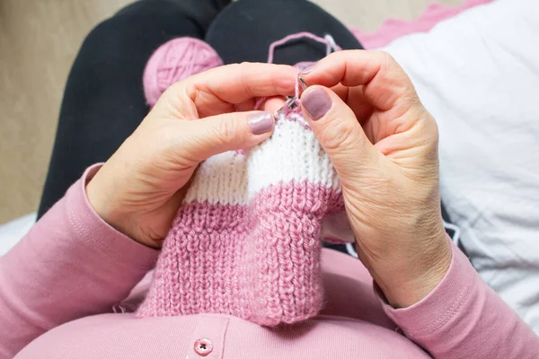 Process Yarb Knitting Elderey Woman Arms Spins Thread Closeup — Stockfoto