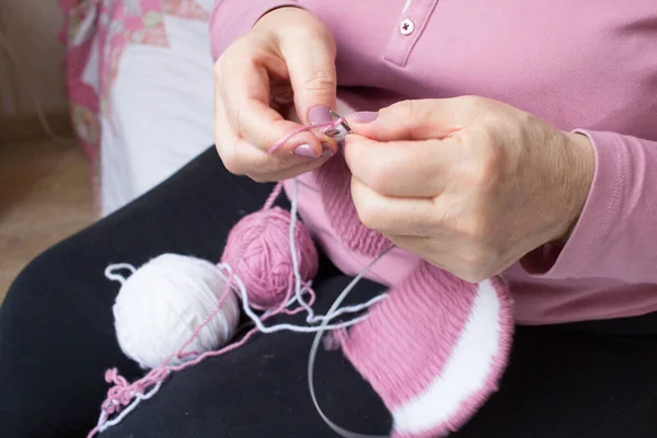 Process Yarn Knitting Elderey Woman Arms Spins Thread Close — Stockfoto