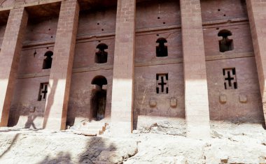 Lalibela, Etiyopya - 20 Ağustos 2020: Antik Afrika Kiliselerinin dışında 