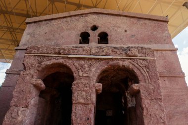 Lalibela, Etiyopya - 20 Ağustos 2020: Antik Afrika Kiliselerinin dışında 