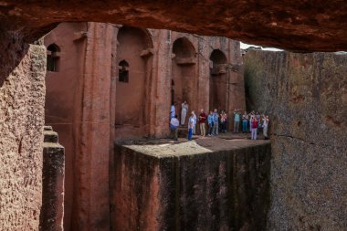 Lalibela, Etiyopya - 20 Ağustos 2020: Afrika 'daki kilise merdivenlerine inananlar