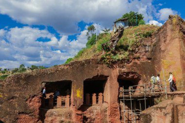 Lalibela, Etiyopya - 20 Ağustos 2020: Afrika 'daki kilise merdivenlerine inananlar