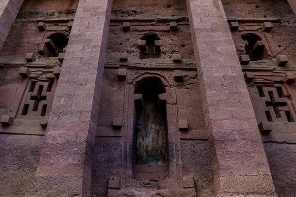 Lalibela, Etiyopya - 20 Ağustos 2020: Antik Afrika Kiliselerinin dışında 