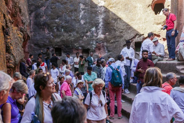 Lalibela, Etiyopya - 20 Ağustos 2020: Afrika 'daki kilise merdivenlerine inananlar
