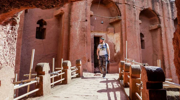Lalibela, Etiyopya - 20 Ağustos 2020: Afrika 'nın taştan merdivenlerinde erkek turist