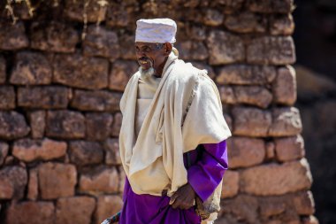 Lalibela, Etiyopya - 20 Ağustos 2020: Geleneksel Giysilerle Eski Etiyopya Rahibi ibadet için kiliseye gidiyor