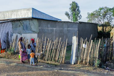 Lalibela, Etiyopya - 20 Ağustos 2020: Kırsal yolda gülümseyen fakir Etiyopya halkı