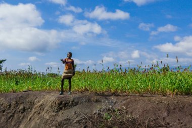 Lalibela, Etiyopya - 20 Ağustos 2020: Kırsal yolda gülümseyen fakir Etiyopya halkı