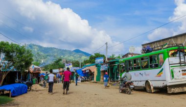 Lalibela, Etiyopya - 20 Ağustos 2020: Kırsal yolda gülümseyen fakir Etiyopya halkı