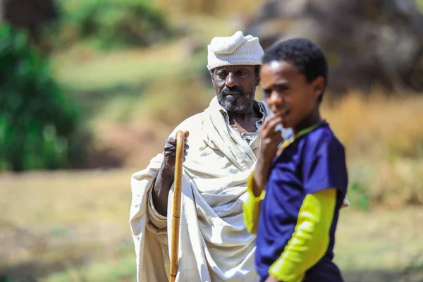 Lalibela Ethiopia August 2020 Old Ethiopian Priest Traditional Clothes Going — Stock Photo, Image