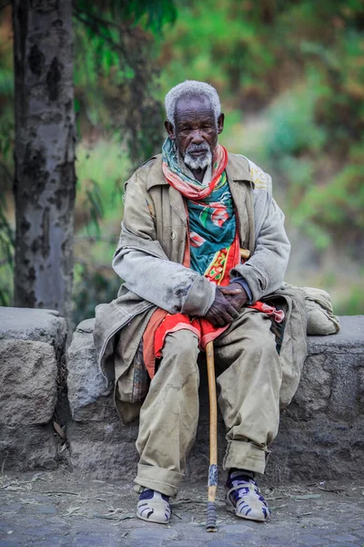 Lalibela Etiopia Sierpnia 2020 Stary Etiopski Biedak Idący Kościoła Modlitwę — Zdjęcie stockowe