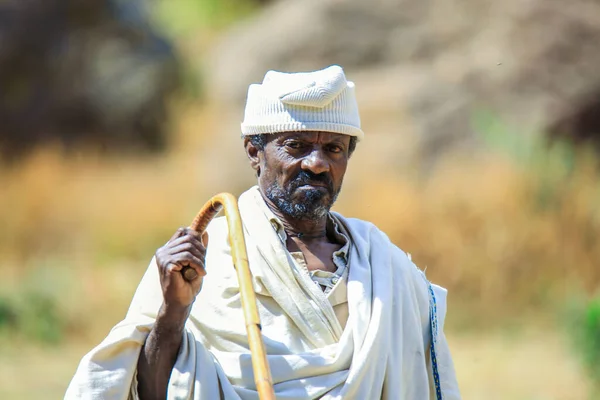 Lalibela Ethiopia August 2020 Old Ethiopian Priest Traditional Clothes Going — Stock Photo, Image