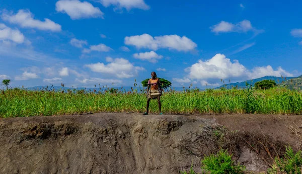 Lalibela, Etiyopya - 20 Ağustos 2020: Kırsal yolda gülümseyen fakir Etiyopya halkı