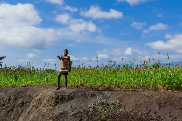 Lalibela, Etiyopya - 20 Ağustos 2020: Kırsal yolda gülümseyen fakir Etiyopya halkı