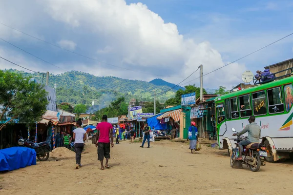 Lalibela, Etiyopya - 20 Ağustos 2020: Kırsal yolda gülümseyen fakir Etiyopya halkı