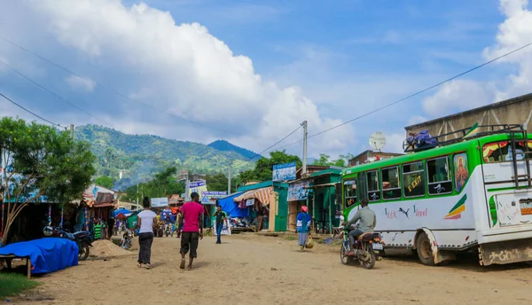 Lalibela, Etiyopya - 20 Ağustos 2020: Kırsal yolda gülümseyen fakir Etiyopya halkı