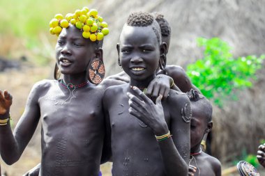 Omo Vadisi Nehri, Etiyopya - 09 Ağustos 2020: Mursi Halk Çocukları Kabile Köyünde Ulusal Kostümler Giyiyor