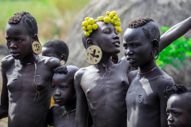Omo Vadisi Nehri, Etiyopya - 09 Ağustos 2020: Mursi Halk Çocukları Kabile Köyünde Ulusal Kostümler Giyiyor