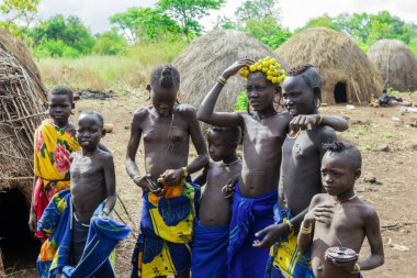 Omo Vadisi Nehri, Etiyopya - 09 Ağustos 2020: Mursi Halk Çocukları Kabile Köyünde Ulusal Kostümler Giyiyor