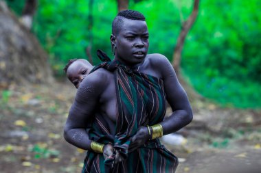 Omo Vadisi Nehri, Etiyopya - 09 Ağustos 2020: Kabile Köyünde Ulusal Kostümlü Mursi İnsanları