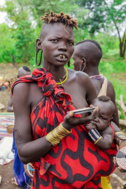 Omo Vadisi Nehri, Etiyopya - 09 Ağustos 2020: Kabile Köyünde Ulusal Kostümlü Mursi İnsanları