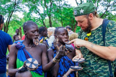 Omo Vadisi Nehri, Etiyopya - 09 Ağustos 2020: Mursi Köyünde Bir Beyaz Adam Turisti
