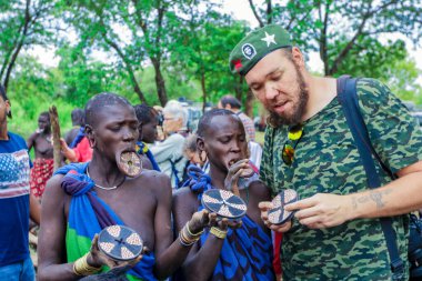 Omo Vadisi Nehri, Etiyopya - 09 Ağustos 2020: Mursi Köyünde Bir Beyaz Adam Turisti