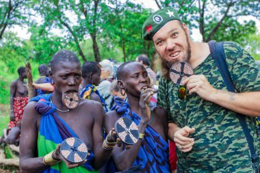 Omo Vadisi Nehri, Etiyopya - 09 Ağustos 2020: Mursi Köyünde Bir Beyaz Adam Turisti