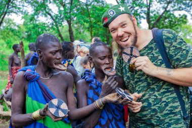 Omo Vadisi Nehri, Etiyopya - 09 Ağustos 2020: Mursi Köyünde Bir Beyaz Adam Turisti