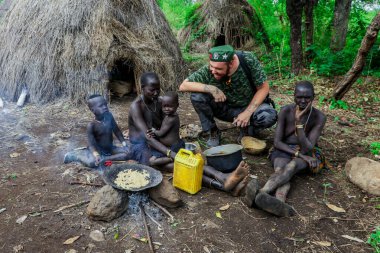 Omo Vadisi Nehri, Etiyopya - 09 Ağustos 2020: Mursi Köyünde Bir Beyaz Adam Turisti