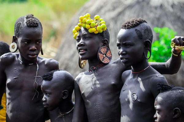 エチオピア バレー川 2020年8月9日 村の民族衣装を着たムルシ族の子供たち — ストック写真