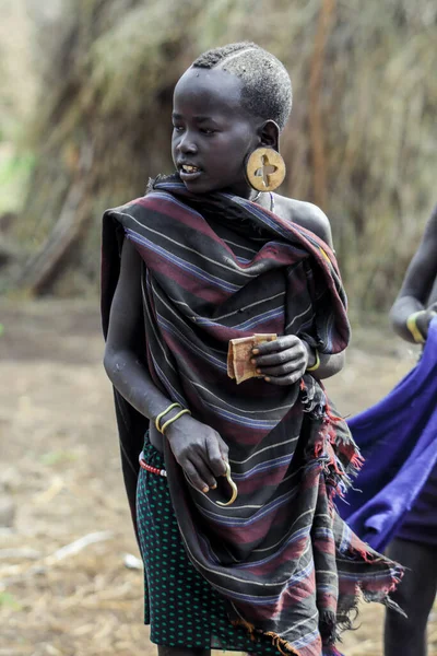 Omo Vadisi Nehri, Etiyopya - 09 Ağustos 2020: Mursi Halk Çocukları Kabile Köyünde Ulusal Kostümler Giyiyor