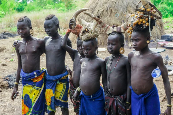 エチオピア バレー川 2020年8月9日 村の民族衣装を着たムルシ族の子供たち — ストック写真