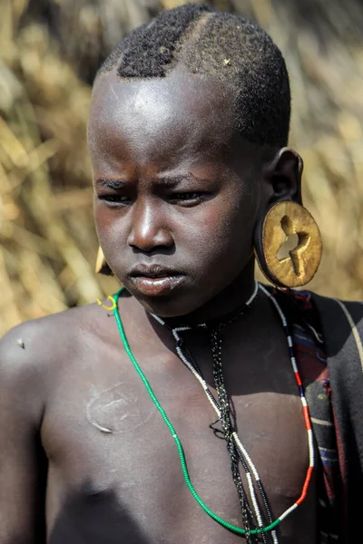 Omo Vadisi Nehri, Etiyopya - 09 Ağustos 2020: Mursi Halk Çocukları Kabile Köyünde Ulusal Kostümler Giyiyor