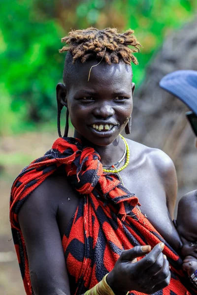 エチオピア バレー川 2020年8月9日 民族衣装を着たムルシ族女性 — ストック写真