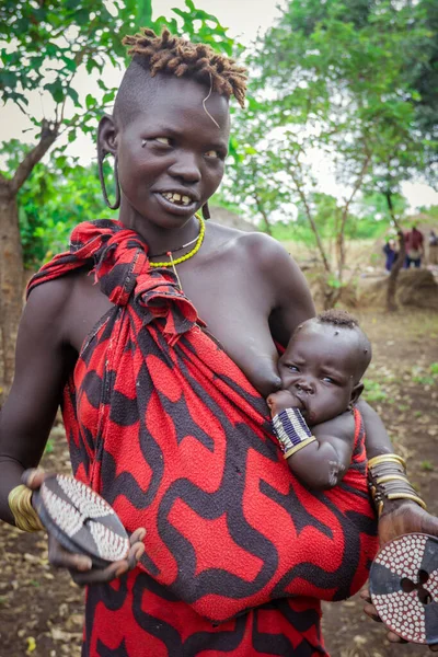 Omo Vadisi Nehri, Etiyopya - 09 Ağustos 2020: Kabile Köyünde Ulusal Kostümlü Mursi İnsanları