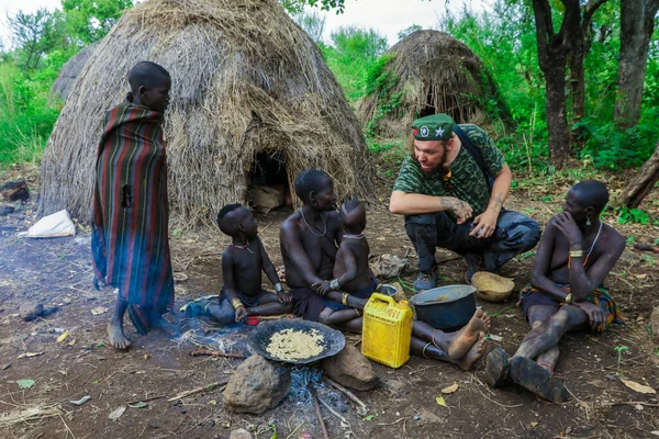Omo Vadisi Nehri, Etiyopya - 09 Ağustos 2020: Mursi Köyünde Bir Beyaz Adam Turisti